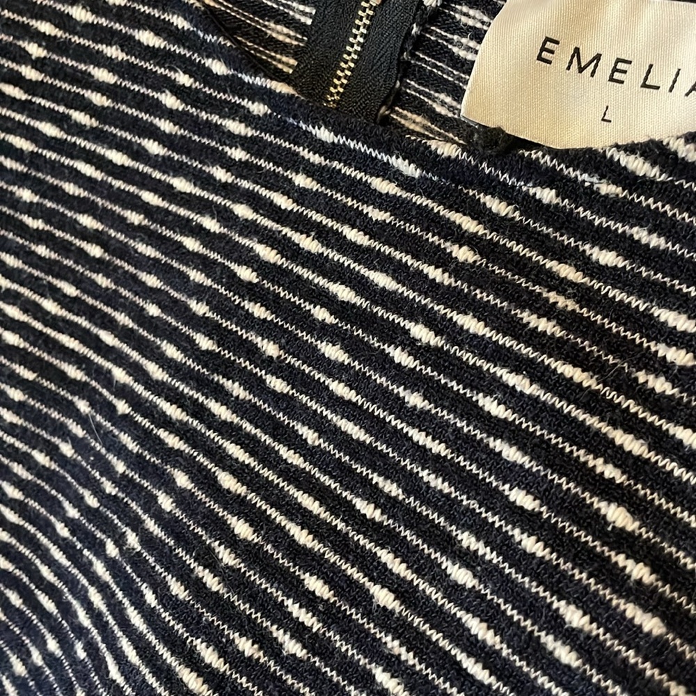 Emelia - Picture 3 of 4